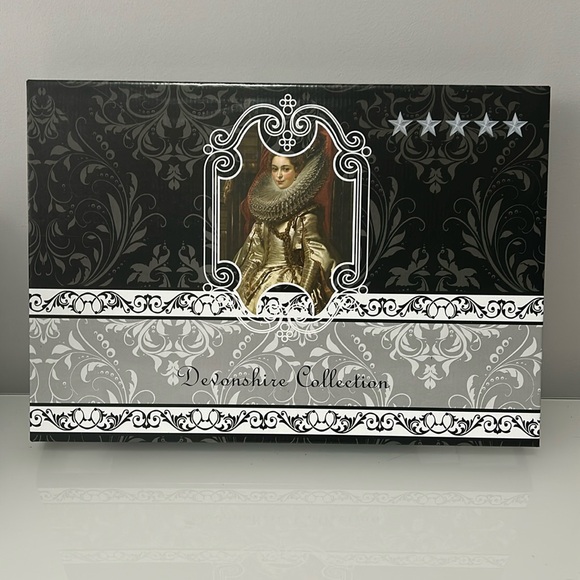 New queen size bedding set - Picture 2 of 5